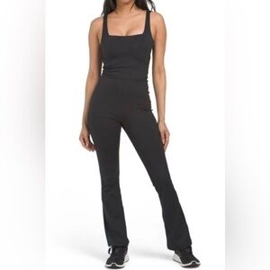 Thrive Women’s Black One Piece Stretch Jumpsuit size Small